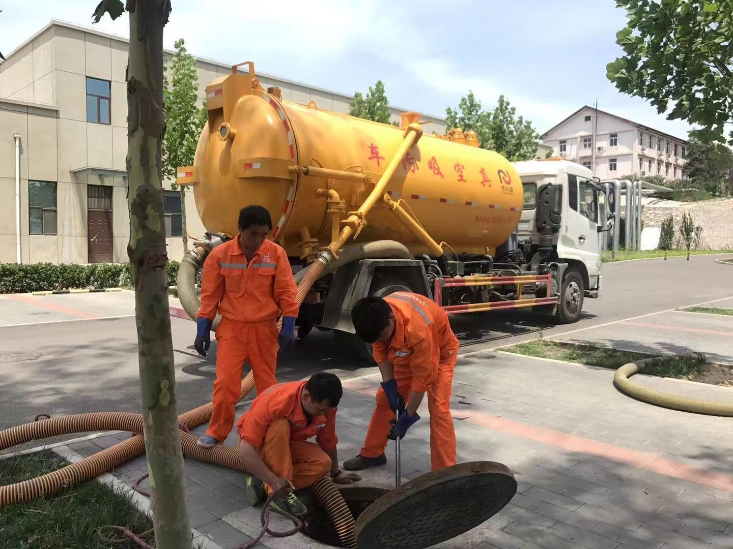 那坡管道疏通车停在窨井附近