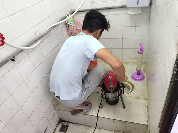 那坡管道堵塞冒臭气 专业师傅现场解决问题