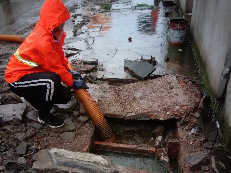 那坡专业清理污水池 炜誉市政以规范流程守护城市 “肠道”