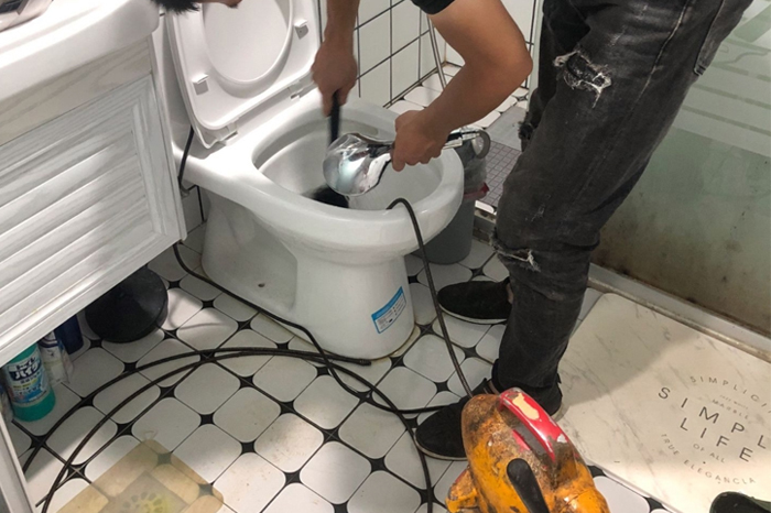 那坡马桶堵塞自己疏通还是找师傅？专业上门服务让你省时更省心