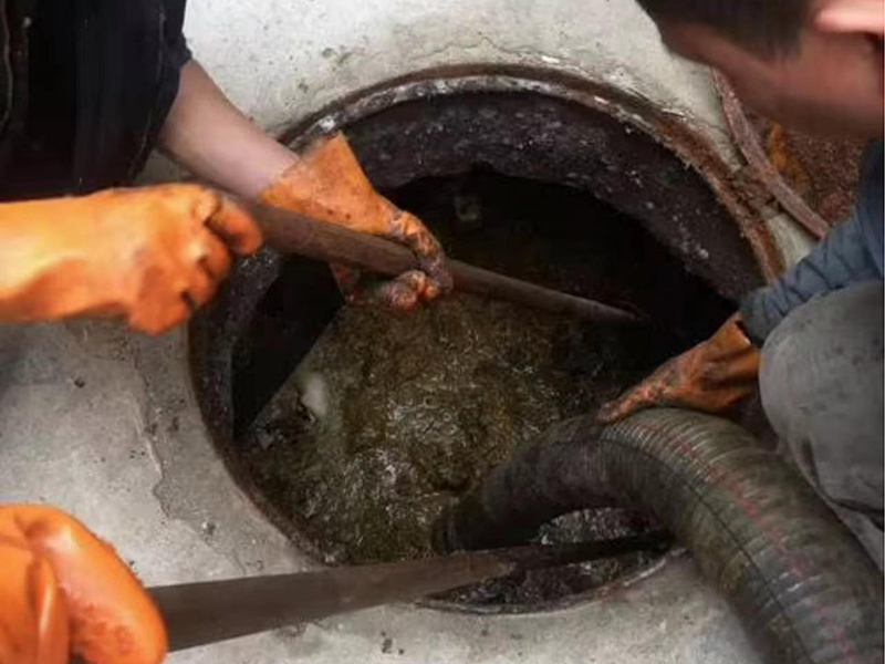 那坡清理化粪池时如何避免沼气的危害？